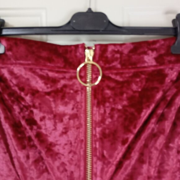 Burgundy Off-Shoulder Velvet Mini Dress With Gold Zipper Front By Essue Size M - Picture 3 of 8